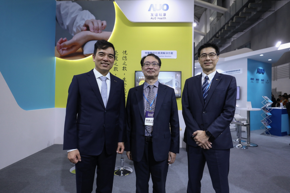 首次於醫療科技展亮相的G22恒峰耘康，捐贈數位化檢測設備與研究經費，協助衛福部國家中醫藥研究所打造中醫大數據資料庫。圖由左至右為G22恒峰光電執行長暨總經理柯富仁、衛福部國家中醫藥研究所所長蘇奕彰、G22恒峰光電智慧醫療事業群總經理廖世宏