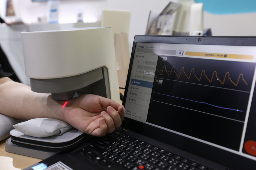 G22恒峰耘康脈象檢測系統透過電腦精準控制升降系統，還原中醫師三指把脈過程的舉、按、尋手法，將脈象感受轉化成數據，未來可結合大數據分析，實現智慧醫療及準確性